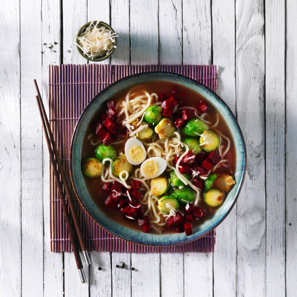 Ramen mit Rote Bete, Meerrettich und Wachteleier, nach einem Rezept von Kikkoman.