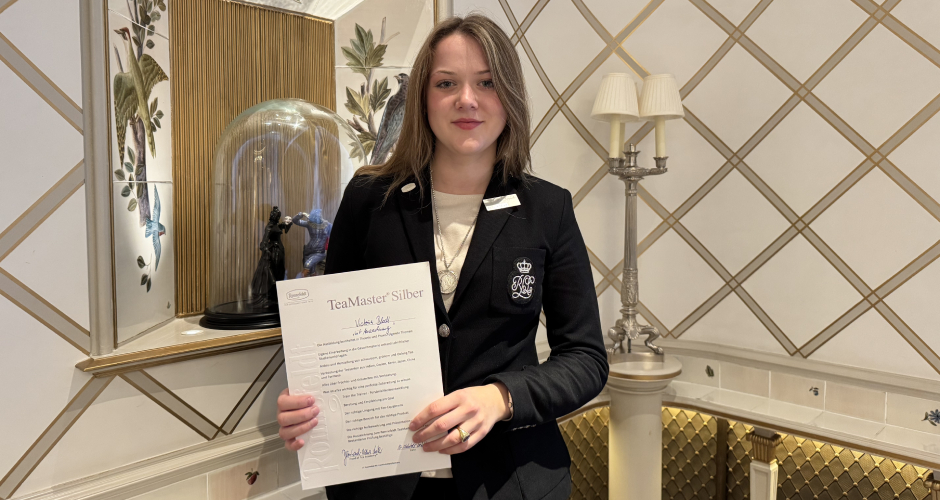 Victoria Block vom Hotel Vier Jahreszeiten Kempinski in München nahm an der TeaMaster Silver-Ausbildung in der Ronnefeldt-Zentrale in Frankfurt teil und ist nun die jüngste Tee-Sommelière weltweit.