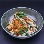 Veganer Ofen-Blumenkohl mit Bohnenpüree, Dukkah, Tofu-Feta und Kräutern