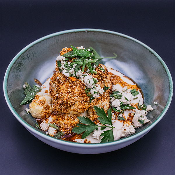 Veganer Ofen-Blumenkohl mit Bohnenpüree, Dukkah, Tofu-Feta und Kräutern