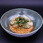 Veganes Gerstenrisotto mit Topinambur, Kräuterseitlingen, Rucola und Green Umami