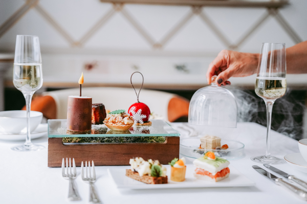 Das Angebot des Afternoon Tea wird saisonal angepasst: In der Weihnachtszeit bereichern das Erlebnis z. B. Aromen wie Lebkuchen und Honig.