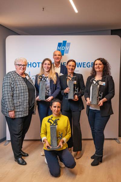 Stolze Preisträger des „Exzellenten Ausbildungsbetriebs des Jahres 2024“: (v.l.) Anke Wehmeier, Director of Human Resources, und Katharina Mackh, Training & Quality Assurance Managerin vom Frankfurt Marriott Hotel, Maxi Maria Laermann-Morales, Director of Human Resources, Der Öschberghof, Julia Reitmeier, Director of Human Resources im Le Méridien München; hinten: Christian Helferich, General Manager im Hotel Anne-Sophie in Künzelsau; im Vordergrund: Sarah Biedert, Duale Studentin und Nachhaltigkeitsbeauftragte im Hotel Anne-Sophie. Die Hotels haben im Audit „Exzellente Ausbildung“ jeweils 100 Prozent erreicht. Die HDV führt die Zertifizierung gemeinsam mit der DEKRA Assurance Services GmbH durch. Der Preis wurde zum achten Mal vergeben.