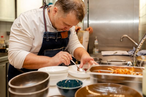 Chef Anton Schmaus macht Fine Dining zugänglicher.