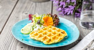 Kartoffel-Gemüse-Waffeln, zubereitet mit Gastro-Kloßteig von Burgis Knödelliebe.