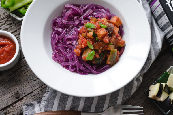 Ratatouille-Pasta nach einem Rezept von Just Taste – Besonderheit daran: die lilafarbenen Süßkartoffel Fettuccine.