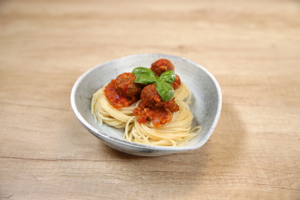 Die Plant-Based Veggie Balls bieten eine tolle Basis für eine klassische Spaghetti-Variation, serviert mit einer fruchtigen Tomatensauce.