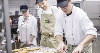 Projekten der Berliner Ernährungsstrategie wie die Kantine Zukunft Berlin droht angesichts von Sparmaßnahmen das Aus.