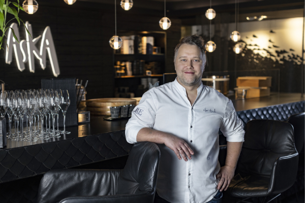 Anton Schmaus, DFB- und Sternekoch, setzt in seinem Restaurant Storstad in Regensburg gerne Skrei ein.