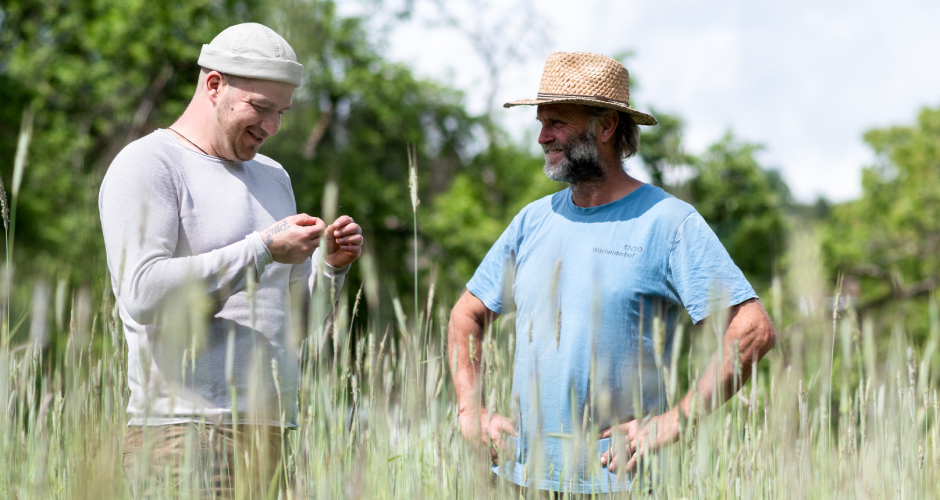 Jonas Kachel (l.) setzt in seiner Küche der Jugendherberge Murrhardt voll auf Bio und ist dafür auch stets im engen Austausch mit seinem Bio-Landwirt David (r.) vom Wacholderhof.