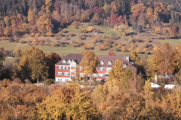 Die Jugendherberge Murrhardt in Baden-Württemberg wird seit 2024 von Angela Kachel geleitet, in der Küche verantwortlich ist Jonas Kachel.