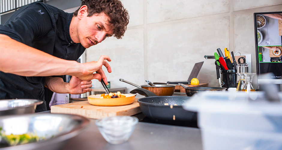 Die erste staatlich zugelassene digitale Plant-based-Fortbildung für Profiköche startet – und für alle, die kochen lernen wollen wie ein „Plant-Based Pro“.