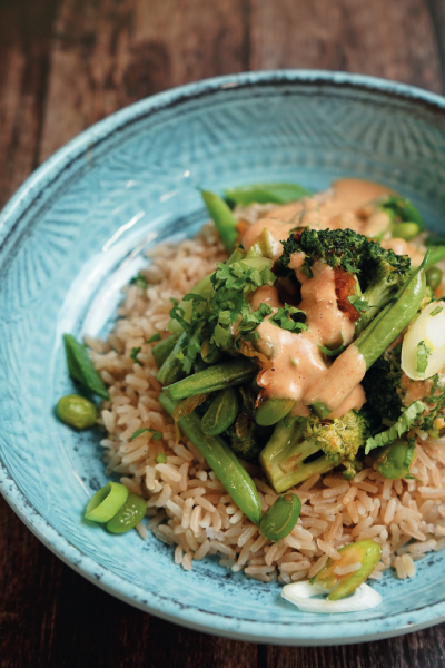 Veganuary in den Mensen des Studierendenwerks Hamburg: Eines der im Aktionsmonat angebotenen rein pflanzlichen Gerichte: Grüne Gemüse-Asia-Pfanne mit Erdnuss-Sauce und Reis.