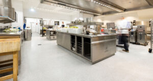 Architektur Schneider plante das fünfgeschossige Produktions- und Bürogebäude von Vega in Schiltach mit einem besonderen Augenmerk auf fugenlose Böden von Viacor, z. B. im Küchenbereich des Betriebsrestaurants.