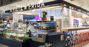 Fiete & Frida Hamburg Food hat am Hamburger Flughafen hinter der Sicherheitskontrolle eröffnet. Betrieben wird das neue Konzept von Marché, einem langjährigen Partner des Flughafens.