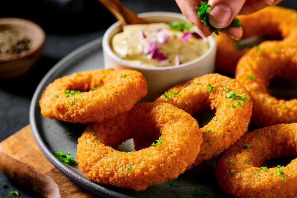 Die Crispy Gouda Donuts von Frostkrone bieten die perfekte Balance zwischen knuspriger Hülle und cremigem Gouda-Kern.