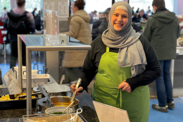 Dilcan Avci konnte die Studierenden von ihrer würzigen türkischen Linsensuppe überzeugen, die zur Lieblingsvorspeise gewählt wurde.