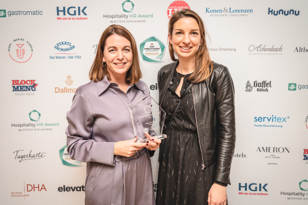 Das Motel One-Team freut sich über vielfache Auszeichnungen: Kerstin Winkelmann (li.), Head of
People & Culture, und Sabrina Hiller, Director HR Organisation & People Development, bei der Verleihung des
Hospitality HR Awards Ende 2023. (Quelle: Thomas Loris)