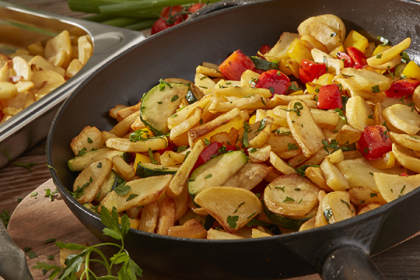 Einfach zubereitet in Pfanne oder Fritteuse lassen sich die Bratkartoffeln Rustikal von Schne-frost individuell nach Wunsch verfeinern.