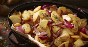 Durch ihre rustikale Optik machen die tiefgekühlten Schne-frost Bratkartoffeln Rustikal Lust auf das besonders knusprige Geschmackserlebnis. 