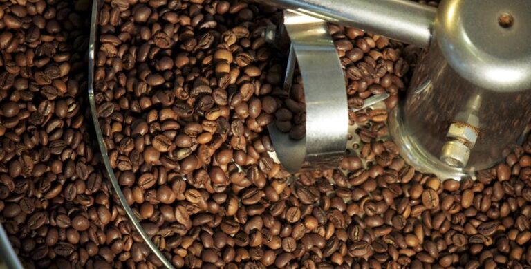 Koffeinfreier Kaffee überzeugt durch hochwertige Röstungen und nachhaltige Entkoffeinierung – die Murnauer Kaffeerösterei räumt mit gängigen Mythen rund um Decaf auf.