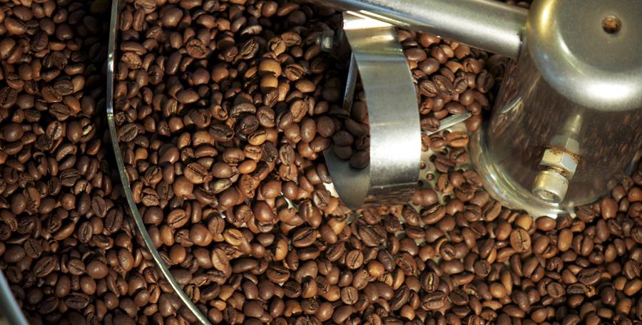 Koffeinfreier Kaffee überzeugt durch hochwertige Röstungen und nachhaltige Entkoffeinierung – die Murnauer Kaffeerösterei räumt mit gängigen Mythen rund um Decaf auf.