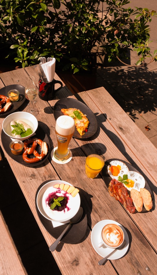 Neues Frühstücksangebot von HeimWerk: Die Restaurants in München, Berlin und Düsseldorf servieren ab sofort regionale Spezialitäten und vielseitige Frühstücksoptionen für jeden Geschmack.