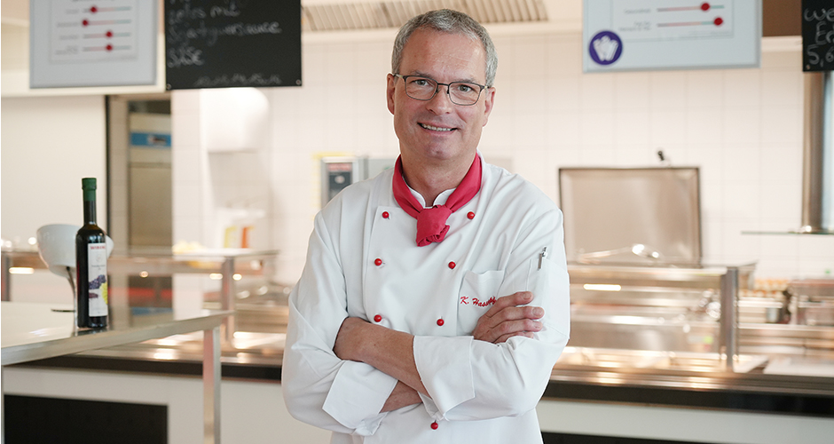 Klaus Hassenpflug, Küchenleiter bei Swiss Life in Garching, ist sehr engagiert bei der Koch-Ausbildung.