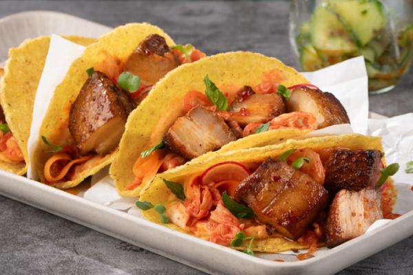 Pork Belly Chunks von Salomon FoodWorld lassen sich international – z. B.  als Zutat in Tacos servieren.