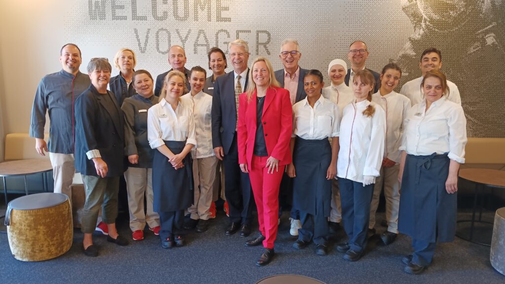 Das Team des Studierendenwerks Frankfurt inklusive Thomas Reiter bei der Erรถffnung des Studierendenhostels Home
