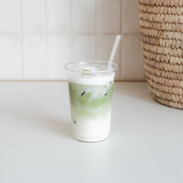 Der klassische Iced Matcha Latte.
