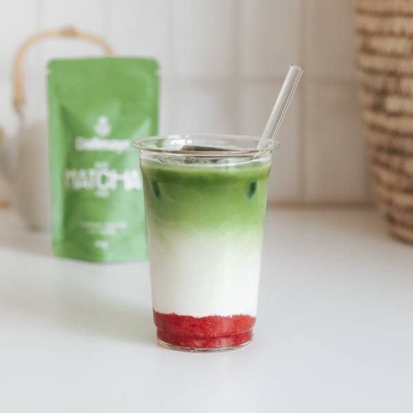 Strawberry Matcha Latte sommerlich gelayered.