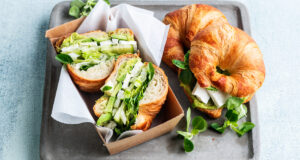 Buttrig, blättrig, vielseitig: So gelingen herzhafte Croissant-Sandwiches in der Profiküche – mit Produktempfehlungen, Profi-Tipps und praktischer Anleitung.