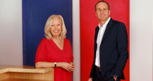 Christiane von Fürstenberg-Dussmann und Wolf-Dieter Adlhoch von der Dussmann Group freuen sich über das positive Ergebnis des Geschäftsjahres 2024.