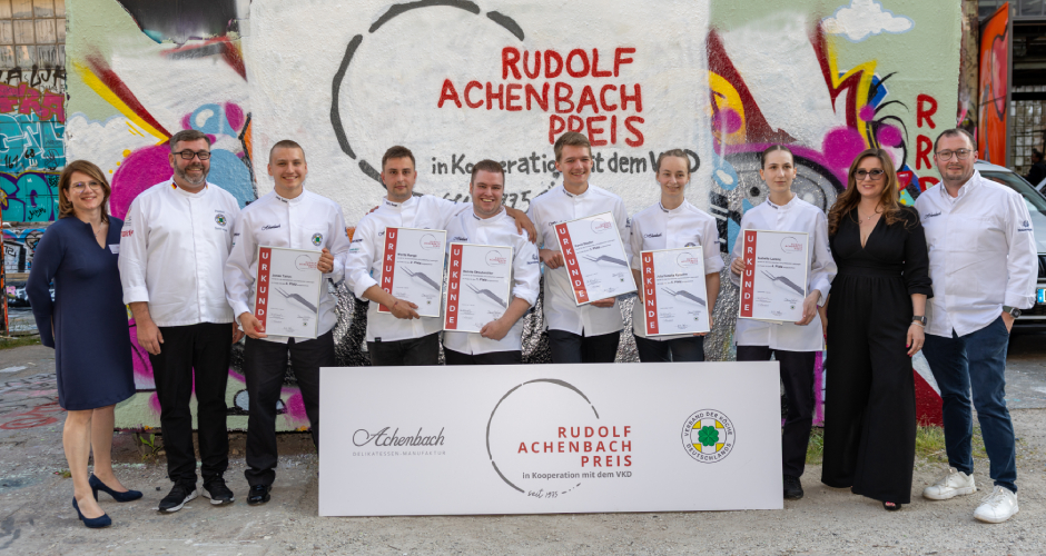 Die Finalist:innen des Rudolf Achenbach Preis 2025 mit Hans-Peter und Katrin Achenbach (r.), Daniel Schade (2. v.l.) und Sandra Moos-Achenbach (l.).