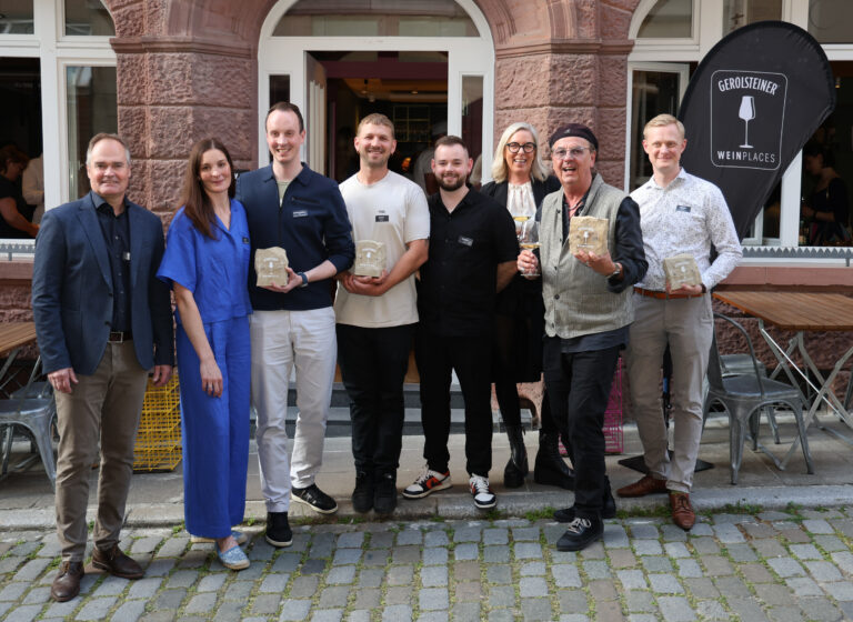 Die WeinPlaces 2025 v.l.n.r.: Marcus Macioszek (Gerolsteiner Brunnen), Julia und Moritz-Christian Brand (Restaurant Fachwerk), Michael Schokatz und Benedikt Merkl (Spelunkerei), Nicole Massoth und Thomas Heinicke (to:mas Die Weinbar), Michael Heine (Heine's Wine & Dine)