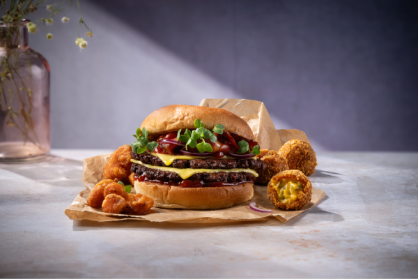 Der Green Heroes Plant Smashburger ermรถglicht es Kรถchen, einen veganen Smashburger auf 100 Prozent Weizenproteinbasis anzubieten. DIeser ist pre-smashed, um das Handling in der Kรผche zu vereinfachen. (Quelle: Salomon FoodWorld)