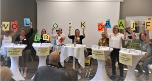 Bei der Fachtagung Gemeinschaftsverpflegung 2025 in Oberbayern „Ernährungswandel mitgestalten – heute für morgen denken!“ tauschten sich 160 Fachkräfte aus.