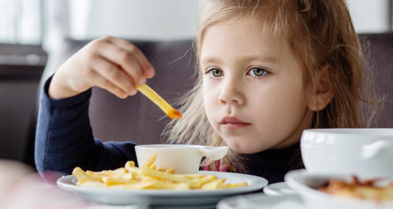 DIe Verbraucherzentralen haben im Februar 2025 100 Speisekarten unter die Lupe genommen. Wie schneiden die Kindermenüs dabei ab?