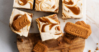 Der Lotus Biscoff Keks bietet noch mehr als nur den perfekten Kaffeebegleiter. Für die Profiküche bietet er fantastische Möglichkeiten, besondere Gebäck- und Dessert-Kreationen zu zaubern, z. B. einen Cheesecake.