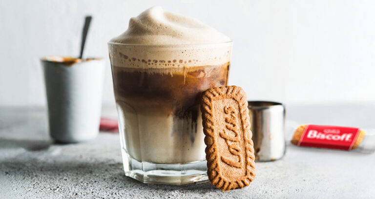 Wo Kaffee serviert wird, ist er die perfekte Begleitung: Seit Generationen begeistert das knusprige Biscoff®-Karamellgebäck von Lotus Bakeries Menschen auf der ganzen Welt mit seinem einzigartigen Geschmacksprofil.