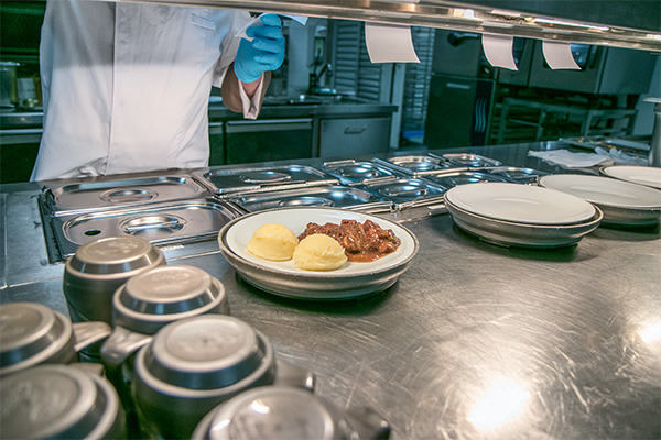 Beim Roomservice-Konzept Ons menu vooru im JBZ in den Niederlanden wird a la carte frisch gekocht und serviert.