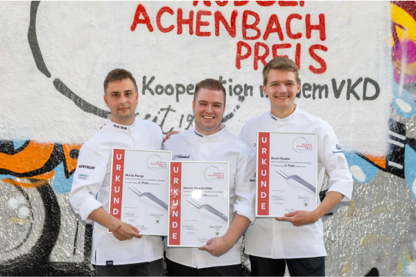 Sie kochten sich an die Spitze des Rudolf Achenbach Preis 2025: Dennis Straubmüller, 1. Platz (M.), Moritz Range, 2. Platz (l.), und David Stadler, 3. Platz (r.)