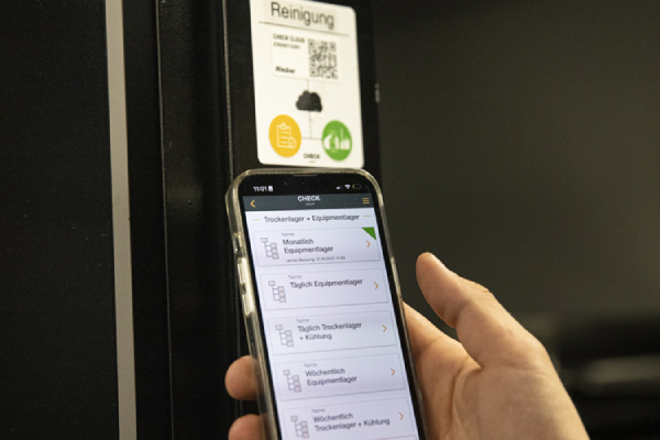 Reinigungsprozesse werden direkt am jeweiligen Kontrollpunkt per Smartphone erfasst. Das CHECK-System von Rieber dokumentiert diese Maßnahmen digital, papierlos und in Echtzeit – für eine transparente und gesetzeskonforme HACCP-Dokumentation.
