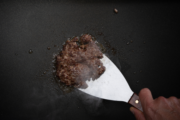 Durch das Smashen erhalten die Pattys zudem eine besondere Knusprigkeit und mehr Rรถstaromen/Geschmack; das Fleisch bleibt saftig, wird aber durchgegart serviert.
