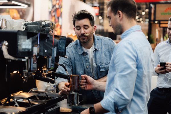 Latte-Art-Champion Daniel Gerlach zeigte auf der Internorga, wie gut die Kombination aus Automatisierung und handwerklicher Qualität den Zeitgeist einer modernen Coffee-Shop-Kultur trifft.