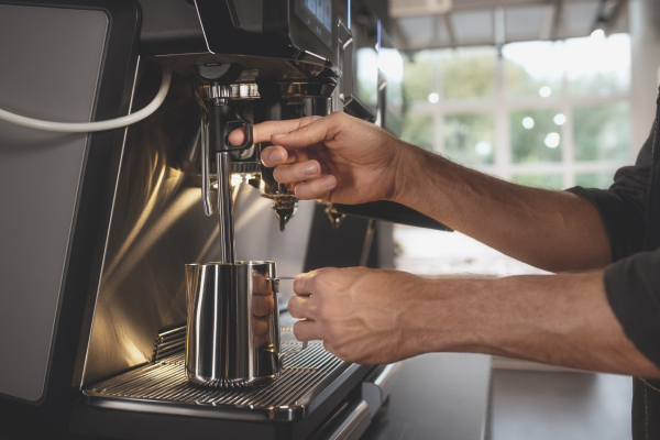 Die WMF espresso Next lässt sich wie eine traditionelle Siebträgermaschine bedienen. Auf Wunsch lassen sich Funktionen automatisieren, z. B. das Aufschäumen der Milch mittels „Auto Milk Dosing“ Technologie.