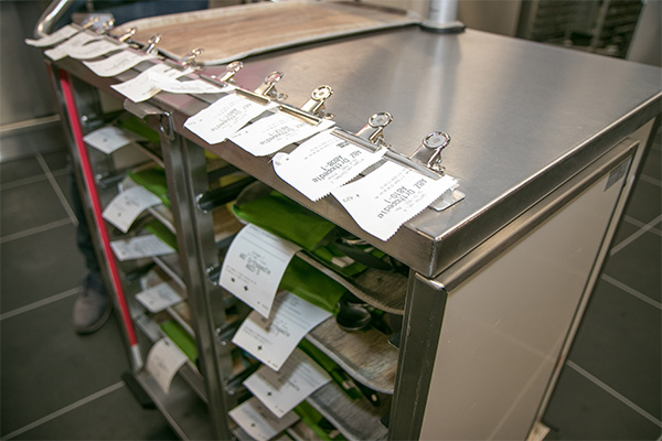 Bons wie im a la carte Service am Servierwagen des Krankenhauses