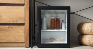 Kaum ein Hotelzimmer-Element wurde in den letzten Jahren so kontrovers diskutiert wie die Minibar.
