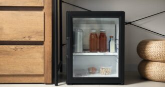 Kaum ein Hotelzimmer-Element wurde in den letzten Jahren so kontrovers diskutiert wie die Minibar.